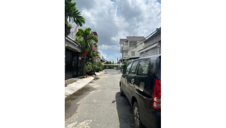 Lô góc 2 mặt tiền, đường xe tải tránh nhau.  Diện tích: 181m², full thổ. Gồm 1 căn nhà 4 tầng với 4 phòng ngủ, 4 WC và 1 khu xưởng riêng.