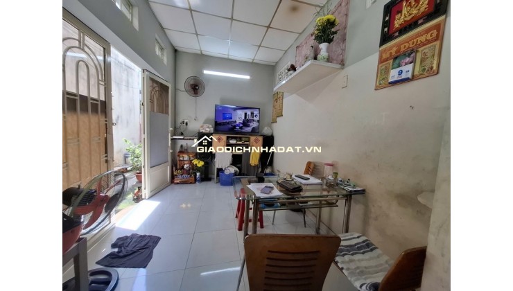 Nhà cấp 4 gần ngã tư An Sương.  Diện tích: 40m². Hiện trạng nhà cấp 4, phù hợp với nhu cầu ở hoặc cải tạo lại theo nhu cầu sử dụng.