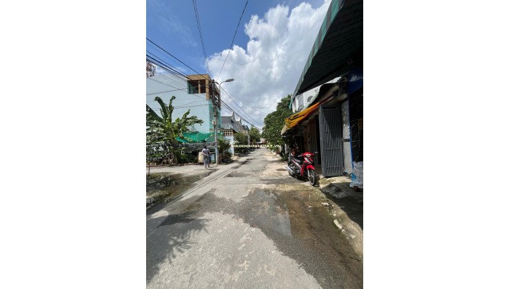 Lô góc 2 mặt tiền, đường xe tải tránh nhau.  Diện tích: 181m², full thổ. Gồm 1 căn nhà 4 tầng với 4 phòng ngủ, 4 WC và 1 khu xưởng riêng.