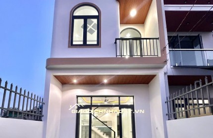 BÁN GẤP NHÀ Mặt tiền có thể Kinh Doanh - Sổ Riêng,Thổ Cư đầy đủ NGAY Gần Cây Xăng Đức Hưng