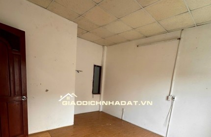 Cần bán nhà 2 mặt hẻm, gần đường Nguyễn Thị Huê, Bến xe An Sương và chợ Cây Me.  Diện tích: 5m x 19m. Kết cấu: 1 lửng, 3 phòng ngủ, 2 WC.