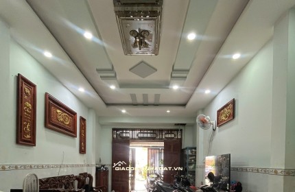 Lô góc 2 mặt tiền, đường xe tải tránh nhau.  Diện tích: 181m², full thổ. Gồm 1 căn nhà 4 tầng với 4 phòng ngủ, 4 WC và 1 khu xưởng riêng.
