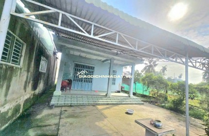 Chủ cần bán đất tặng căn nhà cấp 4. đang cho thu nhập ổn định. giá cực tốt chỉ ngang với giá nhà sổ chung.
