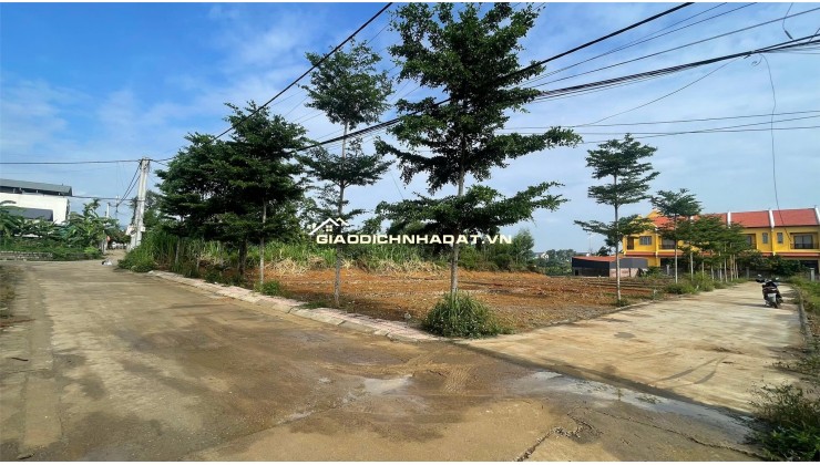 Bán đất làn 2 Phú Cát (Hòa Thạch) 100m2 full thổ, gần đường DH09 giá 2,3 tỷ.
