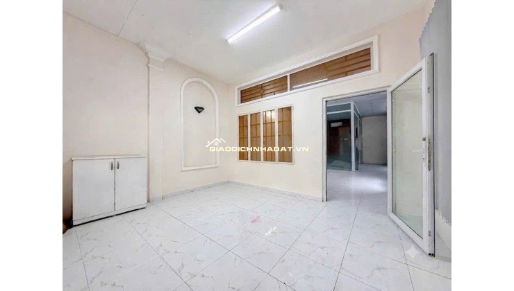 Nhà cấp 4 gần ngay cầu Phú xuân: 6.5x16.6 ( xe hơi đậu trong nhà), rộng rãi thoáng mát, thích hợp làm văn phòng hoặc xây biệt thự nghỉ dưỡng.