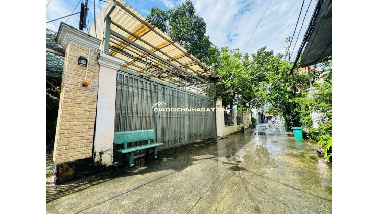 Nhà cấp 4 gần ngay cầu Phú xuân: 6.5x16.6 ( xe hơi đậu trong nhà), rộng rãi thoáng mát, thích hợp làm văn phòng hoặc xây biệt thự nghỉ dưỡng.