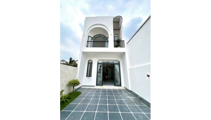 Bán nhà lầu tân cổ điển chỉ 2 tỷ gần vòng xoay Kim Hằng Tân Uyên