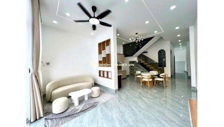 Bán nhà lầu tân cổ điển chỉ 2 tỷ gần vòng xoay Kim Hằng Tân Uyên