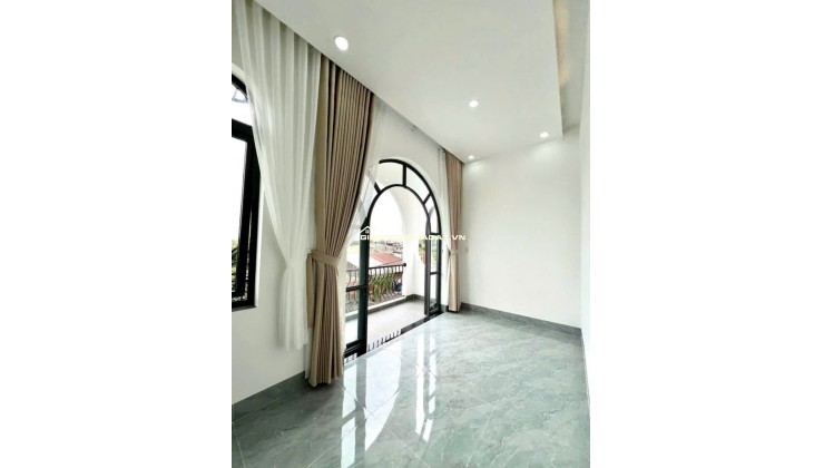 Bán nhà lầu tân cổ điển chỉ 2 tỷ gần vòng xoay Kim Hằng Tân Uyên