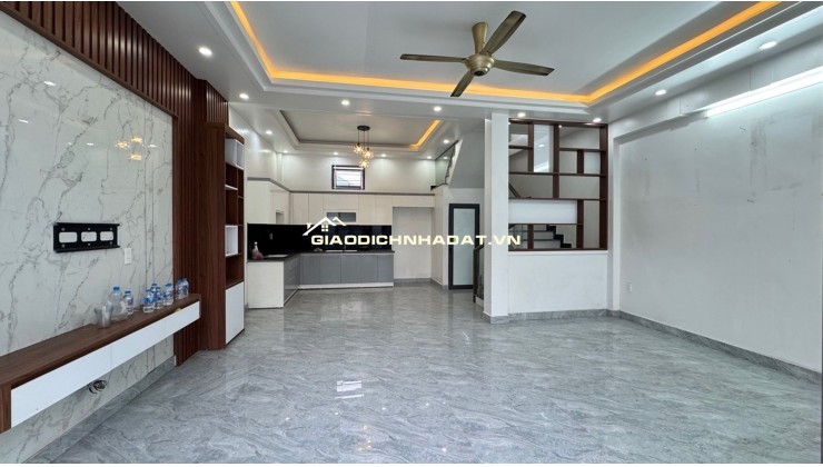 ĐỒNG THÁI 3 TẦNG - NGÕ Ô TÔ ĐỖ CỬA - 3 NGỦ kín - 2,35đ