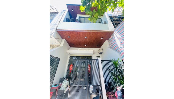 ÁN NHÀ MẶT TIỀN HUY CẬN – HÒA CƯỜNG  ĐỐI DIỆN CÔNG VIÊN, NHÀ ĐẸP 2,5 TẦNG 
 THÔNG TIN CĂN NHÀ:
 Diện tích: 70