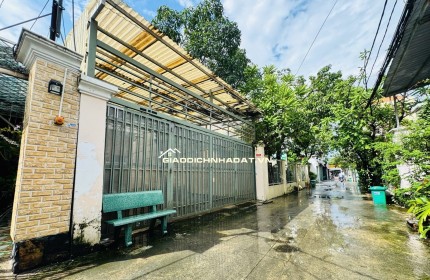 Nhà cấp 4 gần ngay cầu Phú xuân: 6.5x16.6 ( xe hơi đậu trong nhà), rộng rãi thoáng mát, thích hợp làm văn phòng hoặc xây biệt thự nghỉ dưỡng.